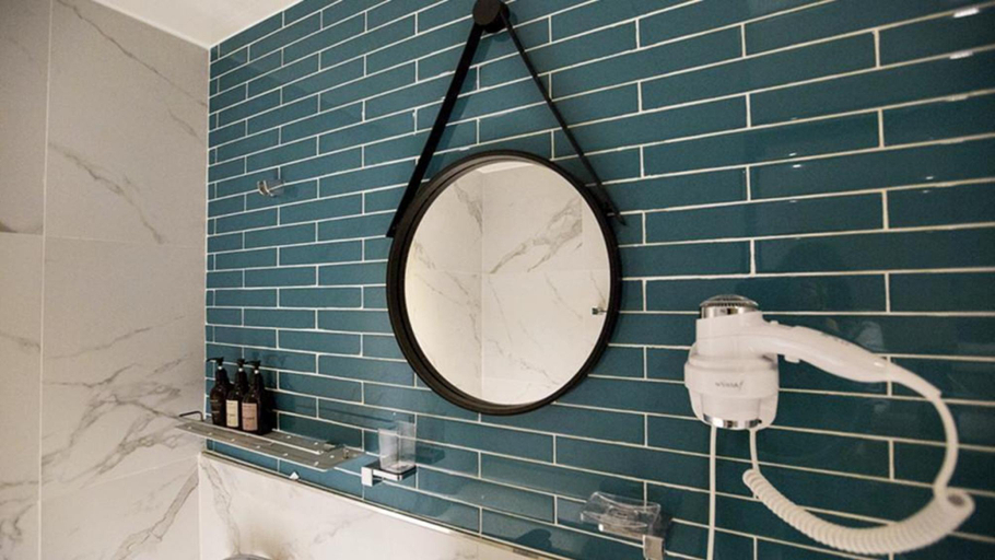 Bathroom 5, Busan Myeongji Brown Dot, Gangseo