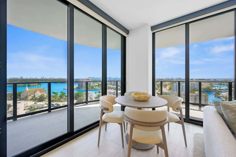 Dining 5, NOK Classy 2BR in Miami Beach, Miami-Dade