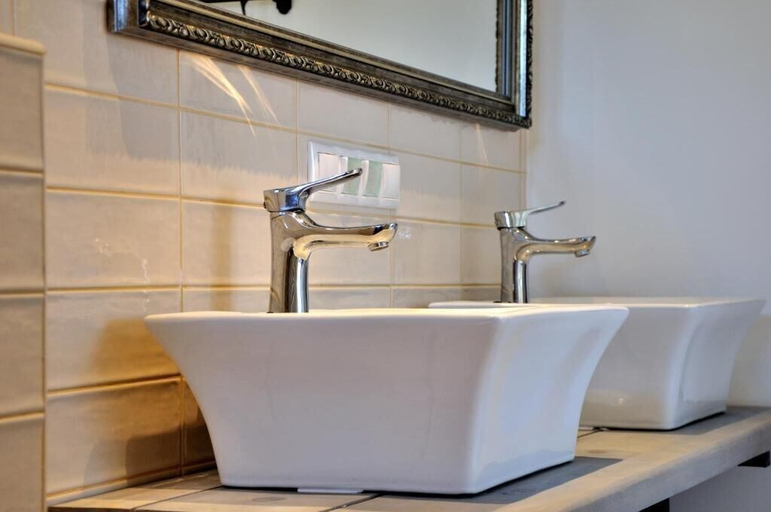 Bathroom 3, Tisza Topic, Heves
