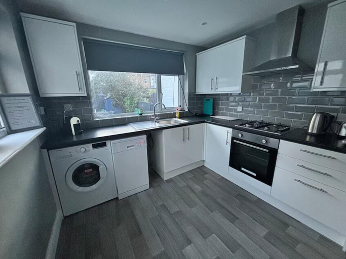 Private kitchen 2, Coastal House Opposite Beach Sleeps 6 Pet Friendly, Southend-on-Sea