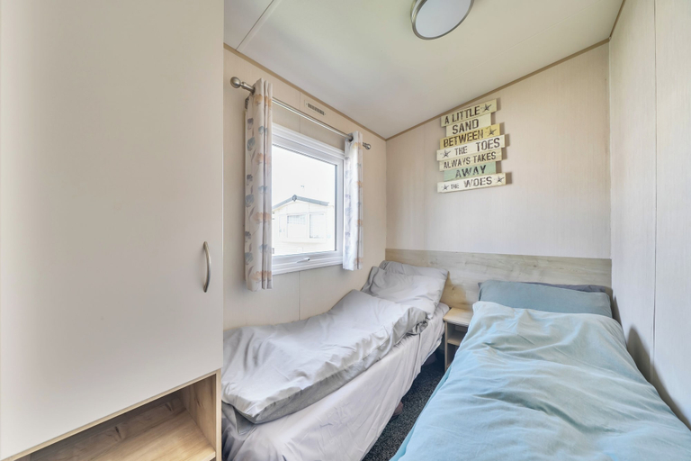 Room 5, Sleeps 8 - Communal Spa Access - Parking, Denbighshire