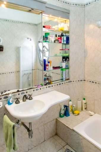 Bathroom 2, Residencia Sarandi, grades cuartos privados en Buenos Aires, Distrito Federal