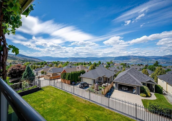 Property grounds, Full House with Amazing Views and HotTub, Central Okanagan