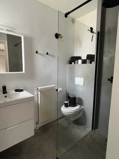 Bathroom 4, Calma Blanca, Hérault