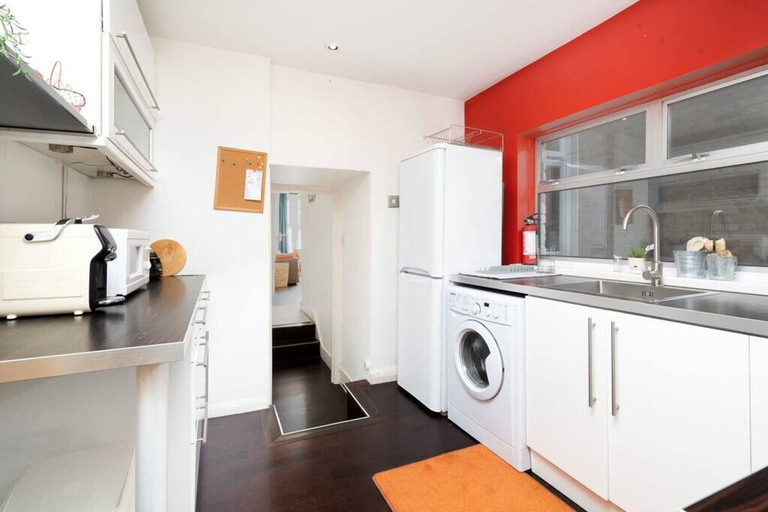 Room 2, Chic One-bedroom Apartment in London, London