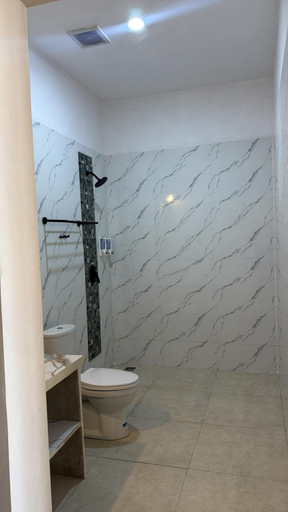 Bathroom 3, Three Queen Villa and Homestay, West Sumba