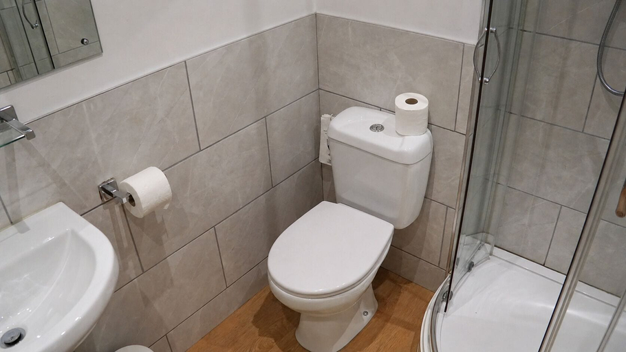 Bathroom 3, Courtbrook Farm Apartments, Devon