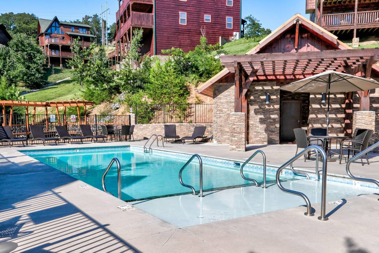 Room 5, NEW Lux 4 BR Pigeon Forge Dollywood Hot Tub, Sevier