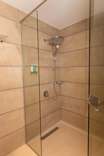 Bathroom 5, Valley Resort, Quaira
