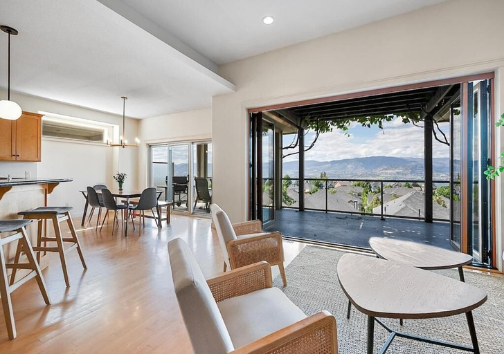 Interior 2, Full House with Amazing Views and HotTub, Central Okanagan