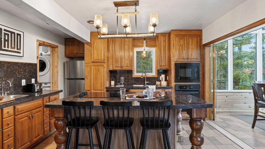 Interior 4, Blue River Hideout by Avantstay Private Hot Tub + Fire Pit + Sunroom + Mountain Views, Summit