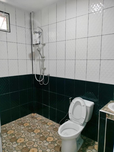 Bathroom 3, ปารมีฟาร์มสเตย์, Takua Pa