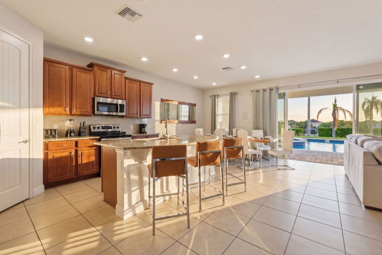 Private kitchen 4, 4BR Getaway, Spacious, Beautiful, Great Location, Osceola