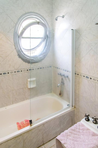 Bathroom 3, Residencia Sarandi, grades cuartos privados en Buenos Aires, Distrito Federal