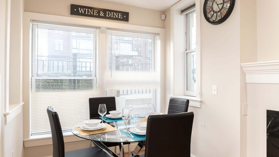 Dining 3, Thomas Circle 2br Furnished Condo 2 Bedroom Apts, Washington D.C.