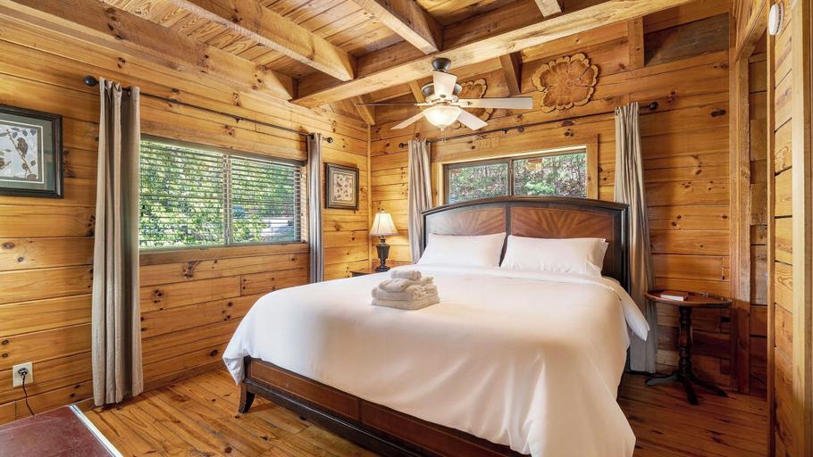 Interior 3, Sleeps 42, 7 Cabins Private Hot Tubs + Shared Fire Pit + Mountain Views + Covered Decks 7 Min to Townsend, Blount