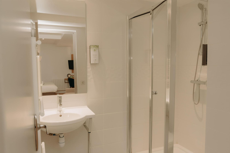 Bathroom 5, Hôtel Kyriad Quimper Sud, Finistère