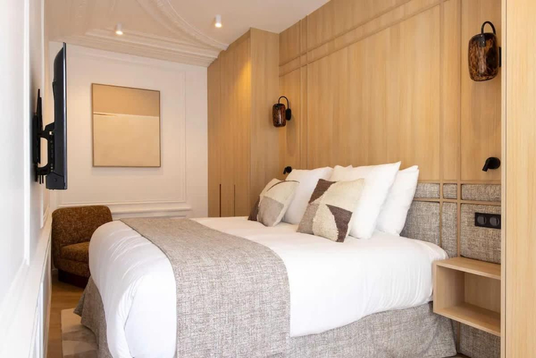 Bedroom, Splendid Apartment - 2BR/6P - Near Palais Royal, Paris