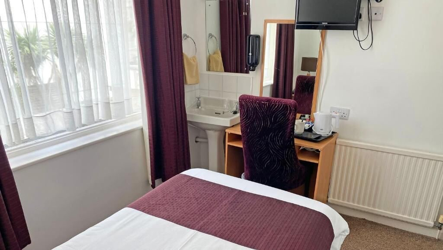 Bedroom 4, Sandy Lodge Hotel, Cornwall