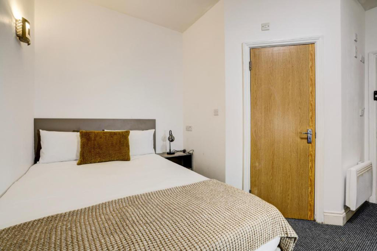 Bedroom 3, Belvilla Ilford Station Hotel, 4 min from Elizabeth line, London