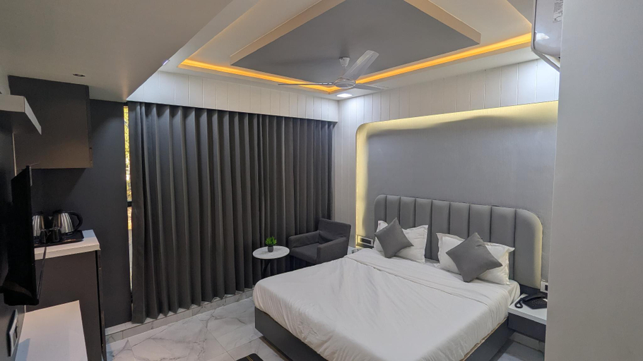 5, Hotel The Season, Ahmadabad
