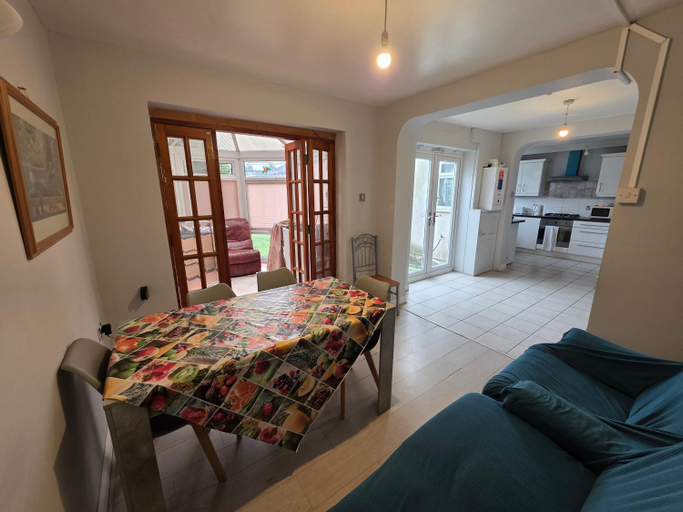 5, Fenia Estate, London