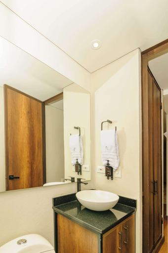 Bathroom 5, Cozy 2 Br apt in Candelaria, Santafé de Bogotá