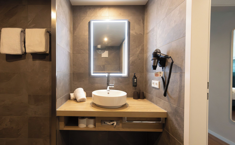 Bathroom 5, DORMERO Hotel Freiburg, Freiburg im Breisgau