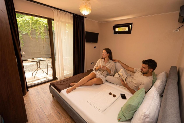 Bedroom 3, Alma iWAVev Isus, Tuzla
