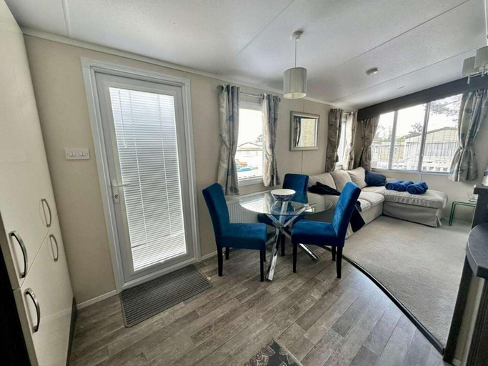 Living area 5, 2-bed Ringwood Cabin - Incl Park Pass, Selfcheckin, Dorset