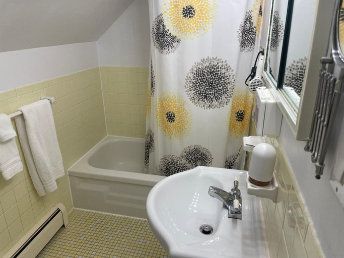 Bathroom 3, Au coq du bonheur, Memphrémagog