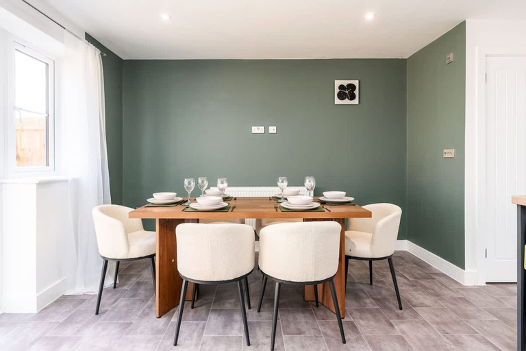Room 5, Perfect Booking 3 Bed Spacious Parking, Gloucestershire