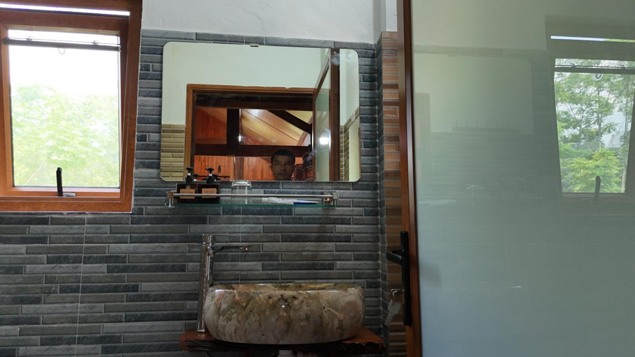 Bathroom 3, Tay Na Bon Homestay, Vị Xuyên