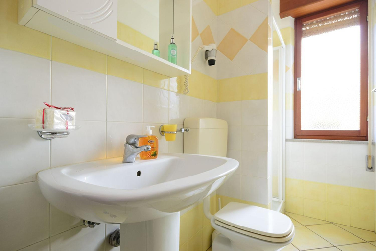 Bathroom, Quiet apartment with garden, Udine