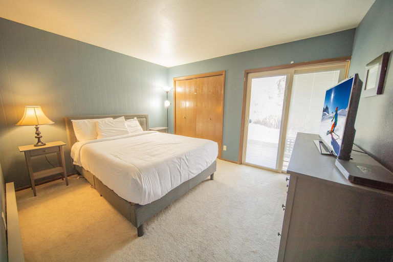 Bedroom, Flying Dutchman 1190, Summit