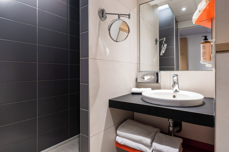 Bathroom 4, Mercure Paris Gare de Lyon TGV hotel, Paris