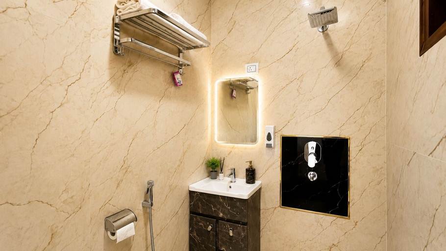Bathroom 4, Opal Villa by JMD Group, Delhi