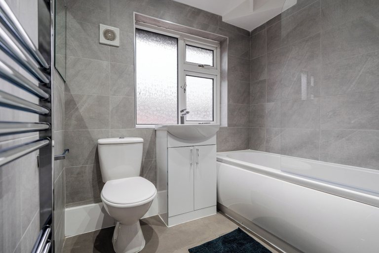 Bathroom 3, 3-Bed Bolton - Hospital & Town, Bolton