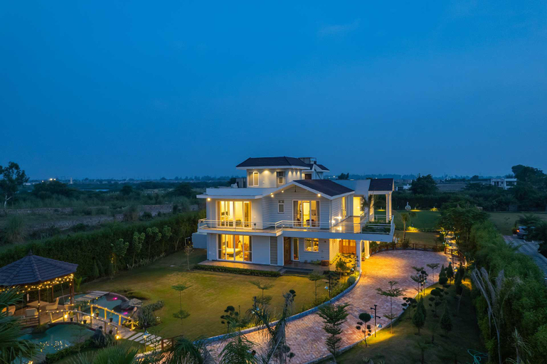 Exterior & Views