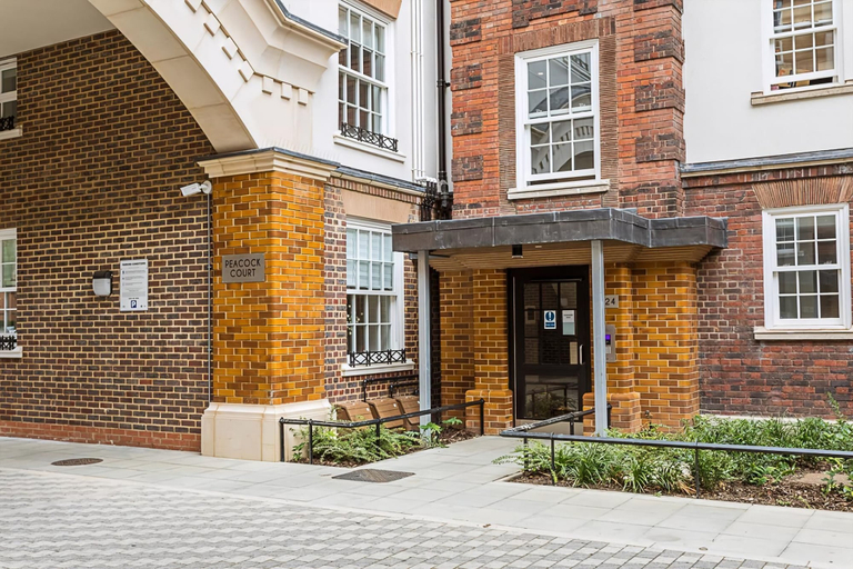 Exterior & Views 2, Modern and Stylish Apartment in West Kensington, London