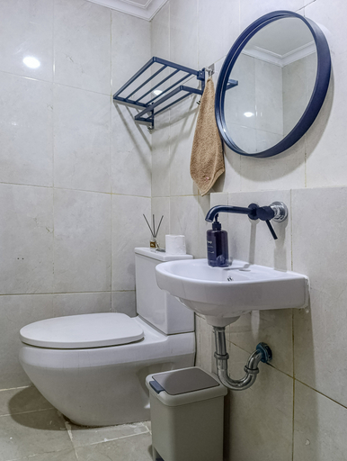 Bathroom 5, 2BR Green Central City W/ Pool, West Jakarta