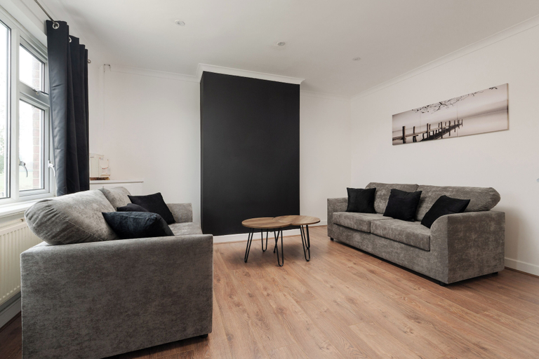 Living area 2, 3-Bed Bolton - Hospital & Town, Bolton