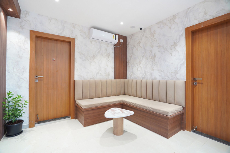Lobby sitting area, Fabhotel Sahyadri Mantram, Pune