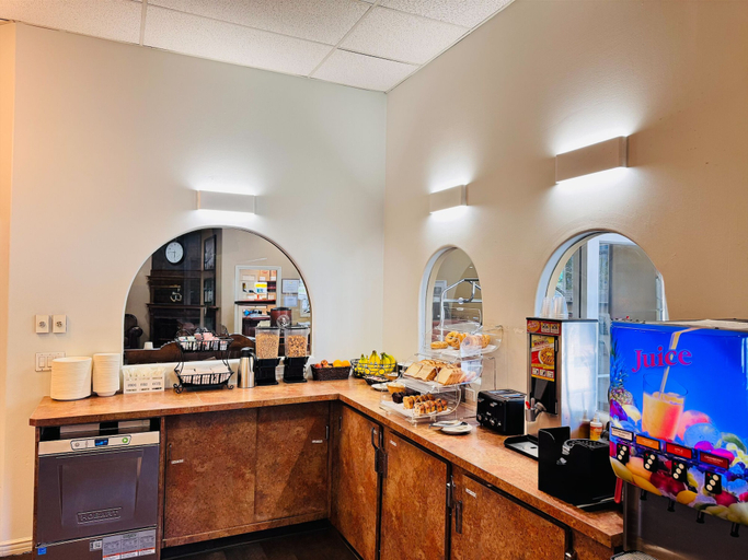 Food & Drinks 5, Super 8 by Wyndham Castlegar BC, Central Kootenay