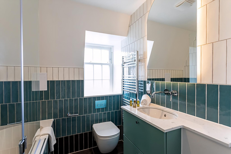 Bathroom 4, Modern and Stylish Apartment in West Kensington, London