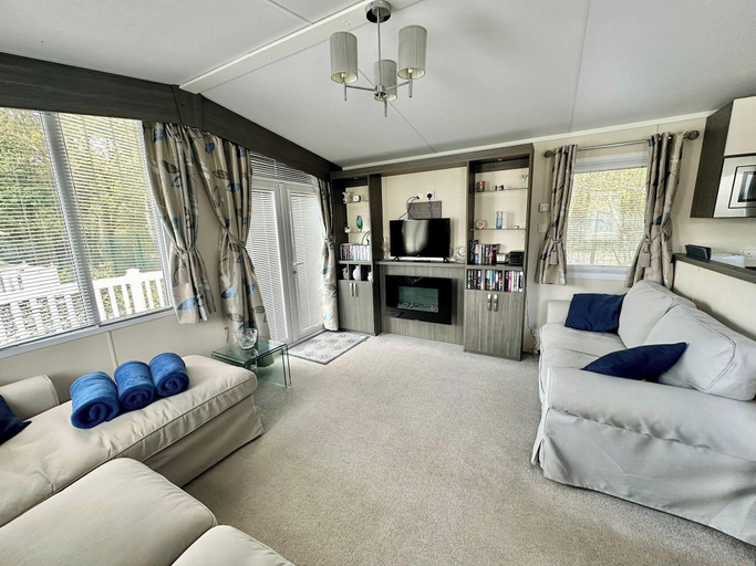 Living area 2, Forest Retreat Cabin in Ringwood, Dorset