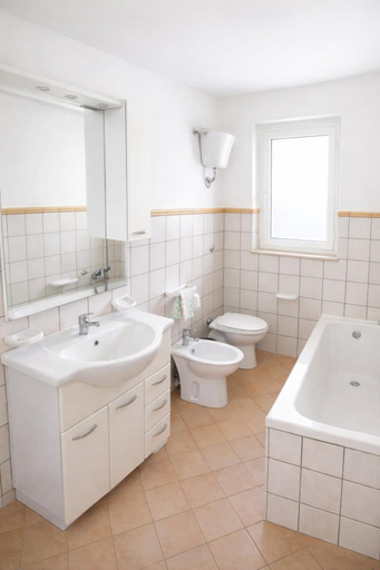 Bathroom 2, WHITE COAST APARTMENTS - Family Stays and Free Parking, Agrigento