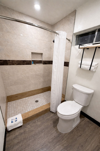 Bathroom 5, Scenic Motel, Los Angeles