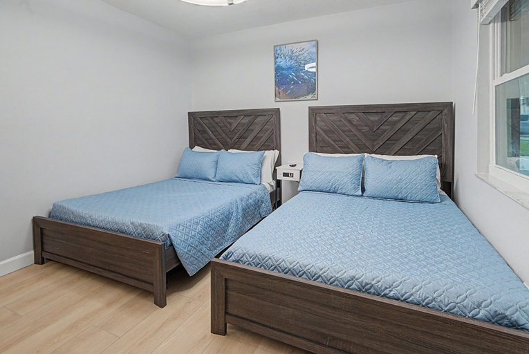 Room 5, Dolphin Whispers - 1018 Silver Palm Way 3 Bedroom Home, Hillsborough