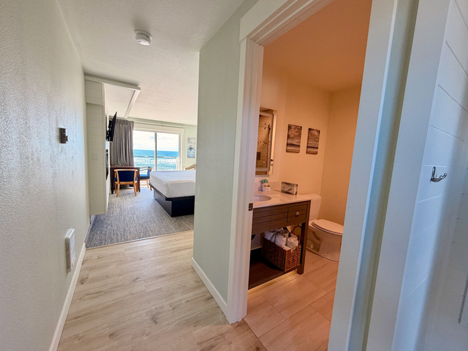Bedroom 3, The Sandcastle Beachfront Hotel, Lincoln